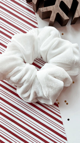 HJ | WHITE VELVET SCRUNCHIE