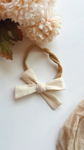 HRT | CREAM PINNY ON NYLON HEADBAND