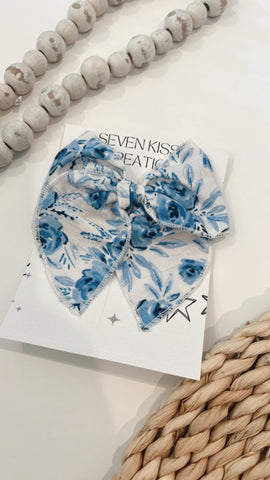 SEMI | BLUE AND WHITE FLORAL SASSY HAIR BOW