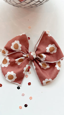 GROOVY | DAISY ON CORAL SASSY HAIR BOW