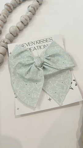 SEMI | GREEN WITH WHITE BUNNIES SASSY HAIR BOW