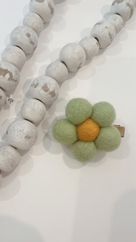 SEMI | GREEN DAISY FELTIE CLIP