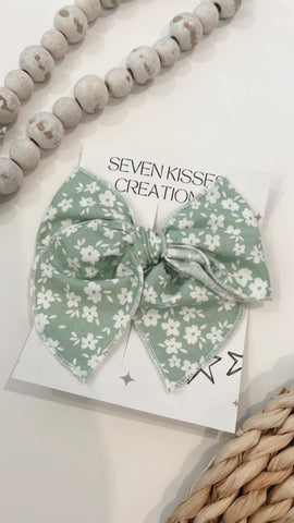 SEMI | GREEN AND WHITE FLORAL SASSY HAIR BOW